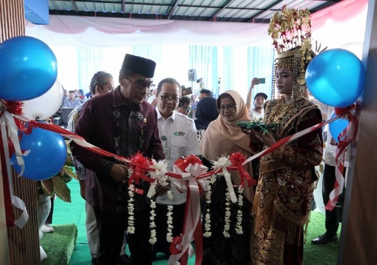Asisten I Setprov Sumbar Devi Kurnia didampingi Dirut RSUP Dr M Djamil Dr dr H Dovy Djanas SpOG KFM MARS saat prosesi pengguntingan pita pertanda diresmikan Klinik Istano Pagaruyuang, Kamis (24/8). (Dok : Istimewa)