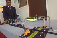 Mahasiswa UBH Padang, Eko Kurnia Putra dengan merancangnya yakni alat monitoring pengendali palang pintu kereta api berbasis internet of thing di Padang, Selasa (22/8). (Dok : Istimewa)