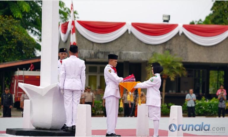 Prosesi pengibaran bendera merah putih saat Upacara HUT ke-78 RI di lapangan Unand, Kamis (17/8). (Dok : Istimewa)