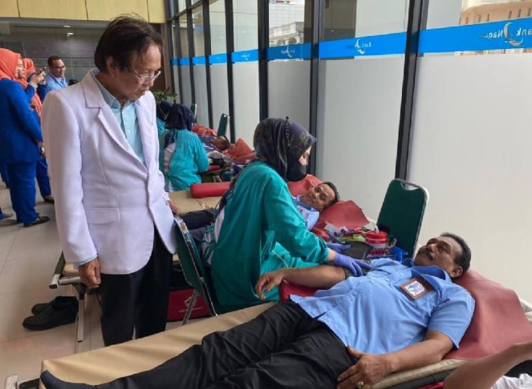 Dirut Bank Nagari M Irsyad turut menyumbangkan  darahnya saat aksi donor darah Bank Nagari, Senin (28/8). (Dok : Istimewa)