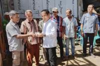 Anggota DPRD Sumbar, Mochlasin serahkan bantuan 17 long tail pada  kelompok nelayan Teluk Nibung, Pessel, Jumat (18/8). (Dok : Istimewa)