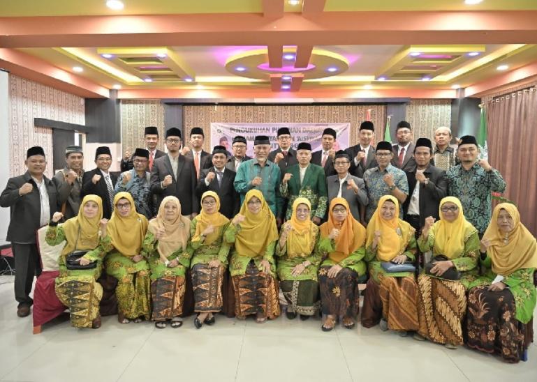 Gubernur Mahyeldi saat pengukuhan pengurus PDM dan PDA Kota Bukittinggi periode 2023-2027 di Aula Universitas Muhammadiyah Sumatera Barat (UM Sumbar) Bukittinggi, Sabtu, (26/8). (Dok : Istimewa)