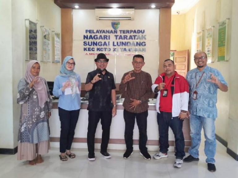 Wakil Ketua KI Sumbar, Arif Yumardi bersama perangkat Nagari Nagari Taratak Sungai Lundang (TSL), Jumat (18/8). (Dok : Istimewa)