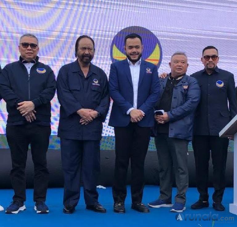 Ketua DPW NasDem Sumbar, Fadly Amran bersama Ketum Partai NasDem, Surya Paloh setelah peresmian NasDem Tower Sumbar, di Padang, Sabtu (5/8). (Foto : Arzil)