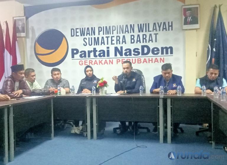Ketua DPW Partai NasDem Sumbar, Fadly Amran bersama jajarannya berikan keterangan pada wartawan saat jumpa pres menyangkut agenda yang akan digelar partai ini pada Sabtu-Minggu (5-6/8). (Foto : Arzil)