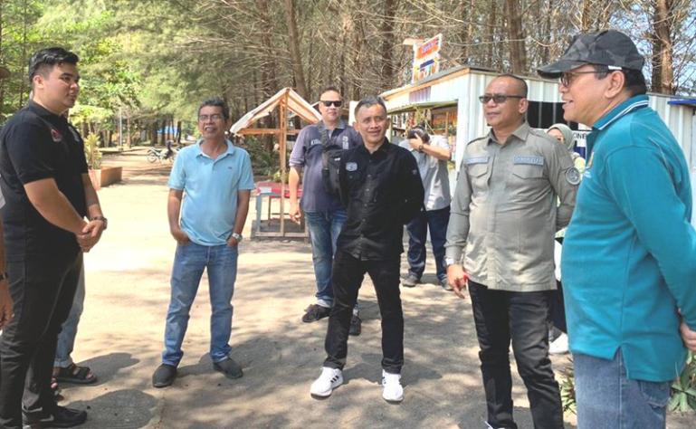 Direktur Pembangunan Sarana Prasarana Desa dan Perdesaan, Kemendes PDTT, Nur Said beserta tim melihat kesiapan Desa Wisata Apar untuk venue Launching Lomba Desa Wisata Nusantara 2023, Jumat (4/8). (Dok : Istimewa)