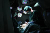 Ketua Tim Dr dr Roni Eka Sahputra SpOT (K) Spine bersama tim dokter saat melakukan tindakan operasi pasien Ilma Khairani beberapa waktu lalu. (Dok : Istimewa)