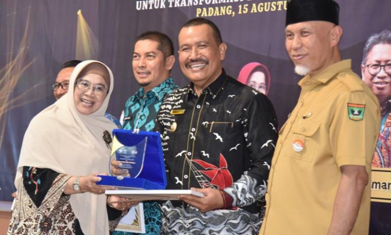 Wakil Wali Kota Pariaman, Mardison Mahyuddin terima penghargaan DJPb Award 2023 yang diserahkan  Kepala Kantor Wilayah DJPb Provinsi Sumbar, Syukriah HG di Aula Kanwil DJPb Sumbar, Padang, Selasa (15/8). (Dok : Istimewa)