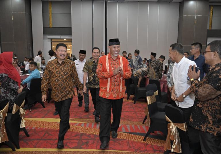 Gubernur Mahyeldi bersama Kepala Kejaksaan Tinggi Sumbar, Asnawi masuki ruang acara sebelum menekan kerjasama pengawasan penggelolaan dana desa di Padang, Rabu (30/8). (Dok : Istimewa)