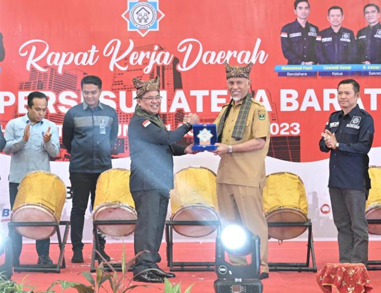 Gubernus Mahyaldi bersama Ketua Umum DPP Apersi, Junaidi Abdillah saat buka rakerda Apersi Sumbar, di Padang, Senin (21/8). (Dok : Istimewa)