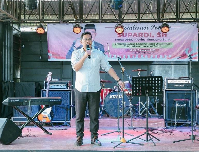 Ketua KI Sumbar, Nofal Wiska berikan pemahaman tentang KIP pada masyarakat yang ikut sosialisasi Perda tentang KIP, di Kota Payakumbuh, Sabtu (19/8). (Dok : Istimewa)