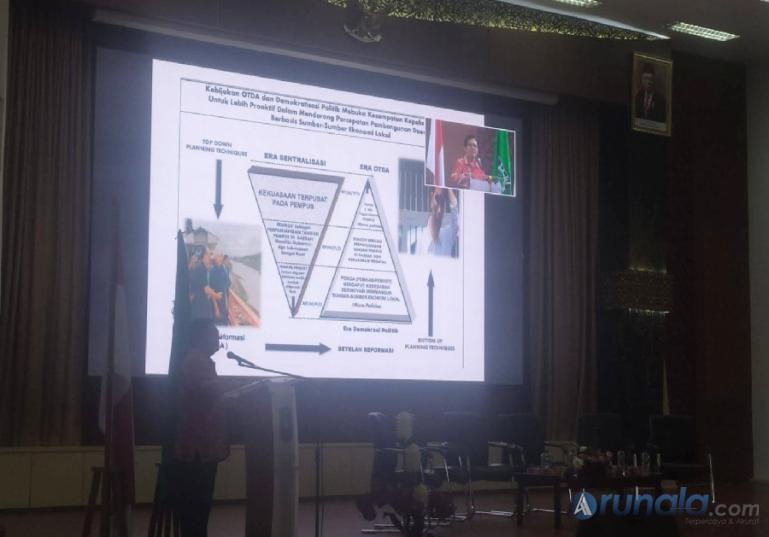 Prof Dr Firwan Tan SE MEc DEA Ing memaparkan isi buku Rencana Aksi Pengembangan Ekonomi Rakyat Teori, Aplikasi dan Fakta di Convention Hall Unand, Selasa (8/8). (Foto : Fajril)