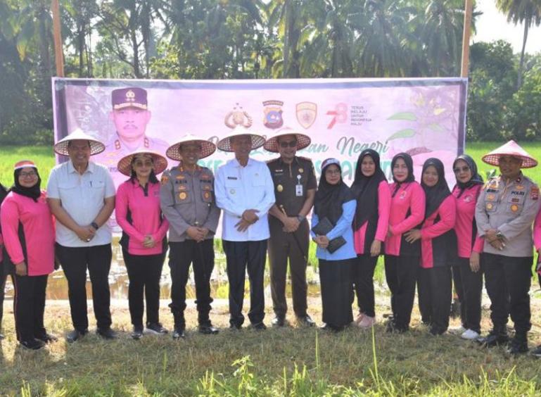 Wako Genius Umar bersama Kapolres Pariaman AKBP Abdul Aziz bersama Forkopimda setempat tanam pohon di Desa Pungguang Ladiang, dalam rangka kegiatan bakti sosial Polri bertema Polri Lestarikan Negeri Penghijauan Sejak Dini, Rabu (23/8). (Dok : Istimewa)