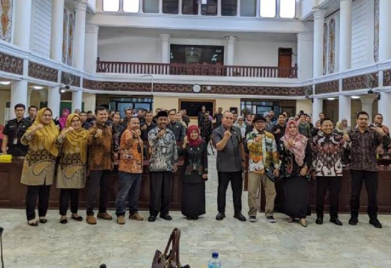 Wakil ketua PT Padang, Ahmad Ardanda dan Wakil ketua PTA Sumbar Rosliani hadir di kegiatan bimtek monev 2023 yang diadakan KI Sumbar, di Padang, Rabu (23/8). (Dok : Istimewa)