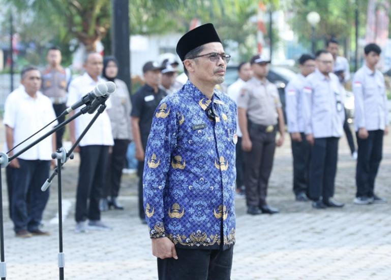 Sekretaris DPRD Sumbar, Raflis ketika memimpin upacara bendera peringatan HUT RI ke 78 di halaman gedung DPRD Sumbar, Kamis pagi (17/8). (Dok : Istimewa)