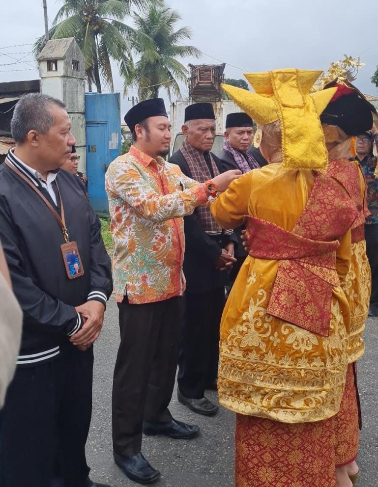 Anggota DPRD Sumbar Rahmat Saleh disambut saat hadiri pengukuhan KAN Limau Manih periode 2023 - 2028 di Padang, Senin (14/8). (Dok : Istimewa)
