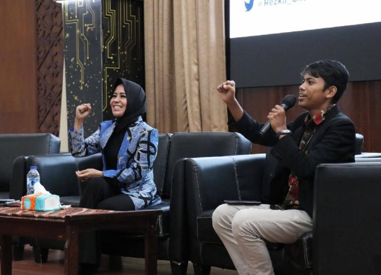 Anggota DPR RI Fraksi Demokrat Rezka Oktoberia memotivasi mahasiswa peserta Ekspedisi Nasional tahun 2023 di Convention Hall Universitas Andalas, Kamis (9/8). (Dok : Istimewa)