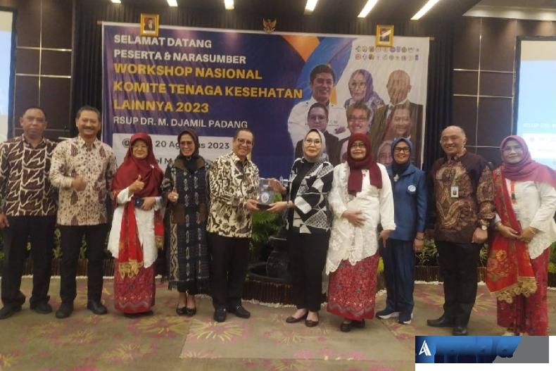 Direktur Utama RSUP Dr M Djamil Dr dr H Dovy Djanas SpOG KFM MARS menyerahkan cinderamata kepada Dirjen Tenaga Kesehatan Kemenkes RI drg Arianti Anaya MKM saat Workshop Nasional Komite Tenaga Kesehatan Lainnya 2023 di Hotel Mercure Padang, Sabtu (19/8).