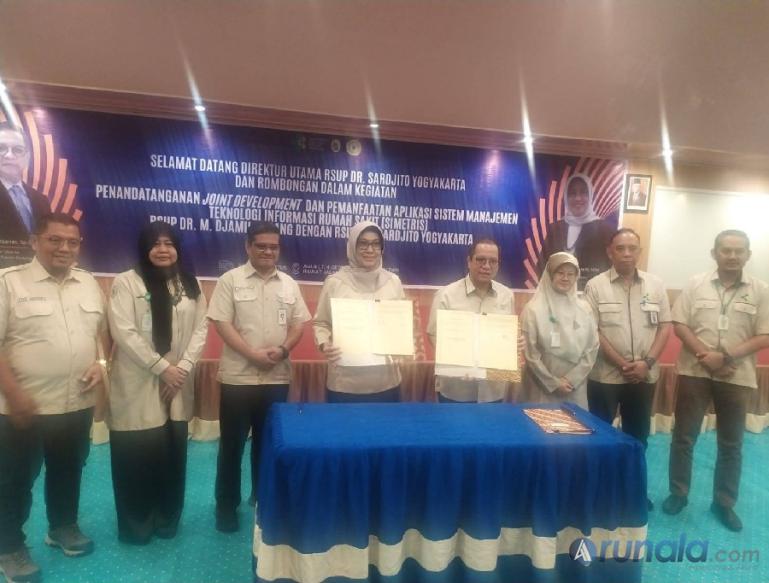 Dirut RSUP Dr M Djamil Padang Dr dr H Dovy Djanas SpOG KFM MARS dan Dirut RSUP Sardjito Yogyakarta dr Eniarti MSc SpKJ MMR memperlihatkan nota kesepahaman di Auditorium RSUP Dr M Djamil, Senin (21/8). (Foto : Fajril)