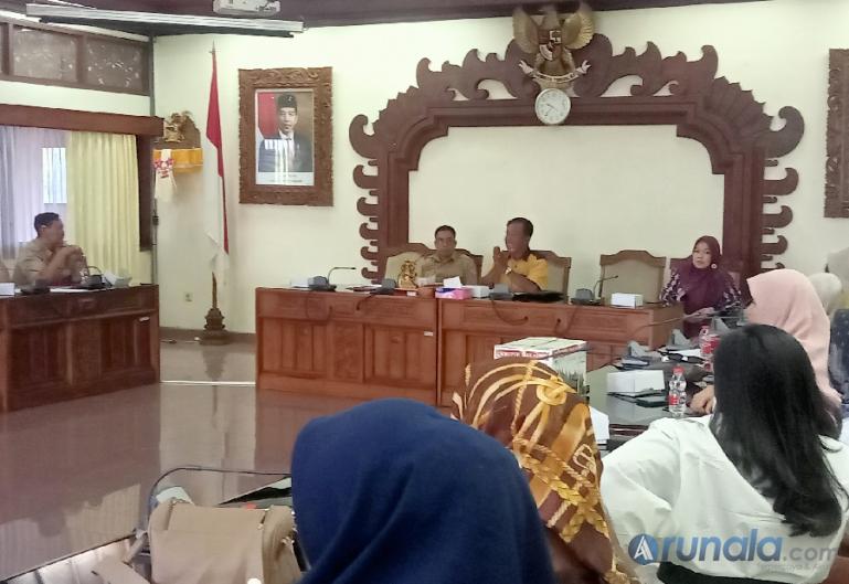 Suasana pertemuan rombongan anggota FWP DPRD Sumbar dengan Kabag Persidangan DPRD Bali, I Gusti Agung Nyoman Alit Wikrama dan stafnya di ruang Bamus DPRD setempat, Senin (28/8). (Foto : Arzil)