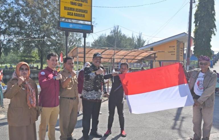 Wawako Pariaman Mardison Mahyuddin, bersama tim pengibar bendera Merah Putih di lapangan Muaro Pantai Gandoriah dalam upacara singkat, Selasa (15/8) pagi. (Dok : Istimewa)