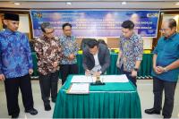 Penandatanganan kontrak konstruksi lanjutan pembangunan gedung antara PT Adhikarya Teknik Perkasa selaku kontraktor dan KemenPUPR di Ruang Sidang Senat Gedung Rektorat Kampus Unand Limau Manis, Rabu (2/8). (Dok : Istimewa)