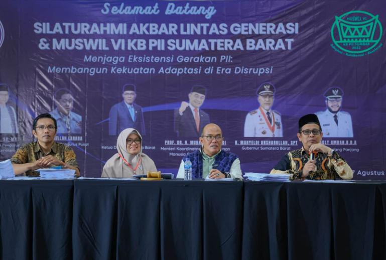 Ketua DPRD Sumbar, Supardi beri sambutan pada acara silaturahmi akbar lintas generasi dan Muswil VI KB PII Sumbar 2023, di Auditorium Mifan Water Park Padangpanjang, Sabtu (26/8) malam. (Dok : Istimewa)
