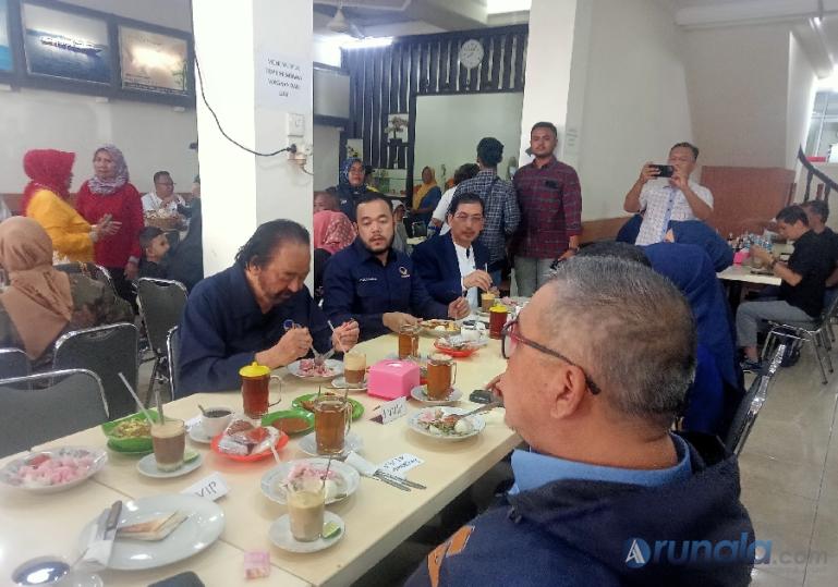 Ketua Umum (Ketum) Partai NasDem Surya Paloh dan rombongan saat menikmati sarapan pagi di Kedai Kopi Nipah, Kota Padang, Minggu pagi (6/8). (Foto : Arzil)