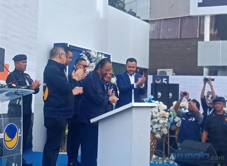 Ketum Partai NasDem Surya Paloh disaksikan Ketua DPW NasDem Sumbar Fadly Amran dan pengurus DPP bubuhkan tanda tangan tanda peresmian gedung NasDem Tower di Jalan Veteran Padang, Sabtu siang (5/8). (Foto : Arzil)