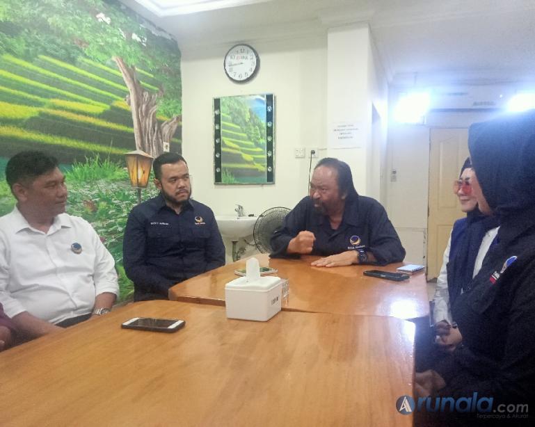 Ketum Partai NasDem Surya Paloh didampingi Ketua DPW NasDem Sumbar Fadly Amran dan pengurus DPW yang lain saat jumpa pres bersama wartawan di Padang, Minggu (6/8) kemarin. (Foto : Arzil)