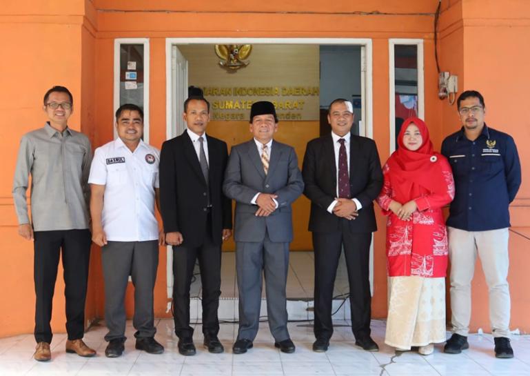 Wakil Ketua DPRD Sumbar, Suwirpen Suib, pimpin upacara bendera HUT Kemerdekaan Indonesia ke-78 di KPID Sumbar, Kamis (17/8). (Dok : Istimewa)