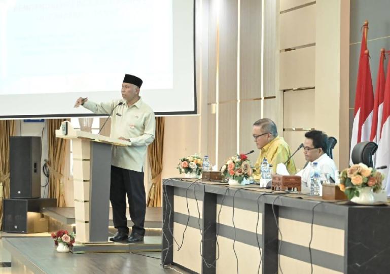 Gubernur Mahyeldi beri arahan untuk antisipasi dampak El Nino bagi sektor pertanian dalam rakor Pengendalian Inflasi Daerah Tahun 2023 di Auditorium Gubernuran, Selasa (22/8). (Dok : Istimewa)