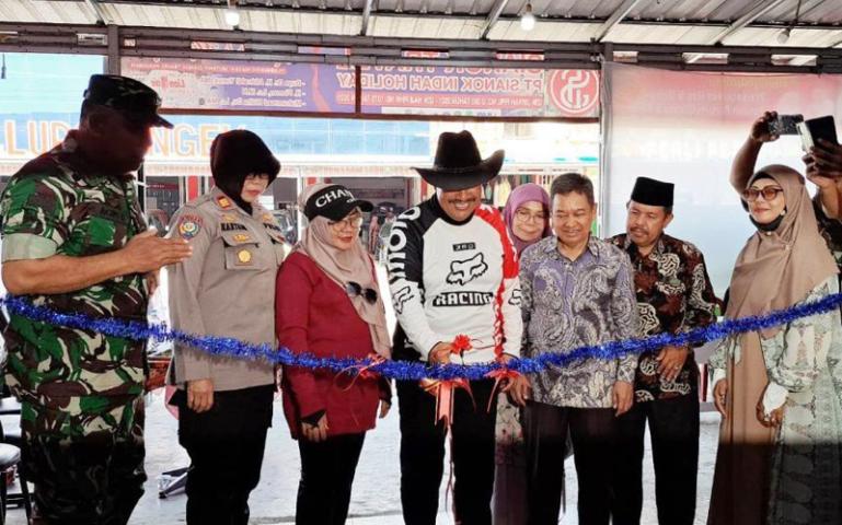 Wawako Mardison Mahyuddin gunting pita peresmian kantor cabang travel umrah Sianok Indah Holiday di Pusat Pertokoan Andah Lupo-Lupo Ingek, Terminal Jati Kota Pariaman, Minggu (6/8). (Dok : Istimewa)