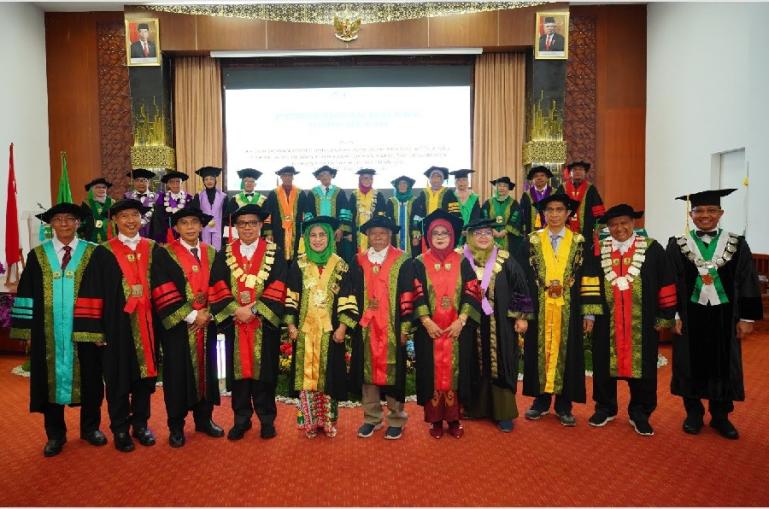 Foto bersama Rektor Unand Prof Dr Yuliandri SH MH, Ketua Dewan Profesor Prof Dr Marlina MS Apt, anggota dewan profesor, guru besar tamu dan guru besar dikukuhkan di Convention Hall Unand, Selasa (22/8). (Dok : Istimewa)