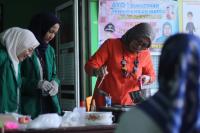 Kegiatan KKN Unand di Nagari Lubuak Batingkok: Dosen dan Mahasiswa Ajarkan Buat Kompos Berkualitas