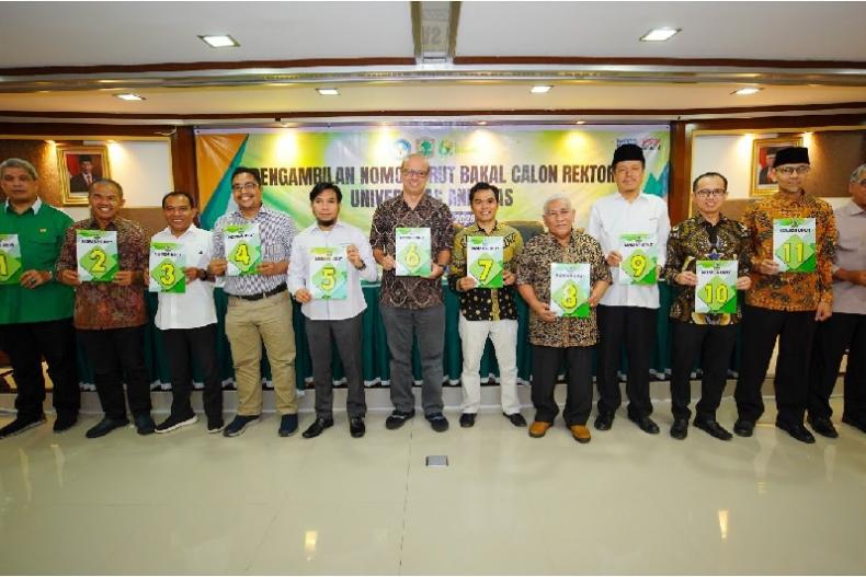 Balon Rektor Unand memperlihatkan nomor urut sementara. (Dok : Istimewa)