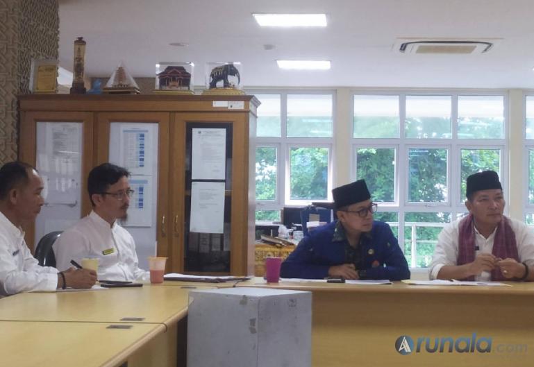 Kadis Kebudayaan Sumbar Syaifullah saat memberikan keterangan kepada wartawan di Gedung Kebudayaan Sumbar, Jumat (29/9). (Foto : Fajril)