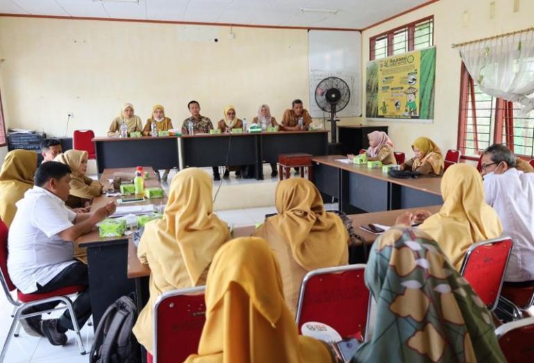 Wali Kota Pariaman, Genius Umar berikan arahan pada puluhan penyuluh pertanian pada training bulanan se Kota Pariaman di Ruang Pertemuan UPT, Senin (11/9). (Dok : Istimewa)