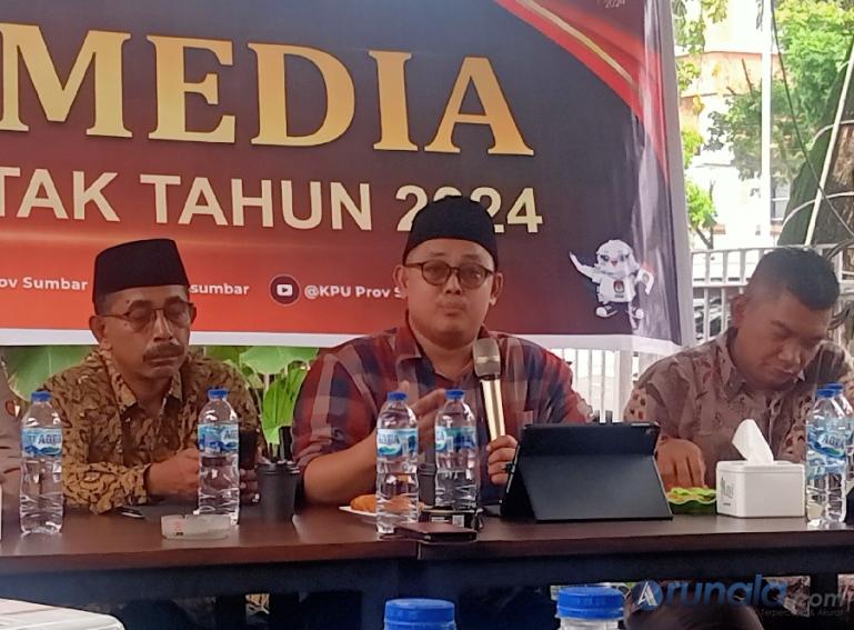 Anggota KPU Sumbar, Ory Sativa Syakban berikan keterangan pada wartawan saat acara temu media di Padang, Kamis (6/9). (Foto : Arzil)