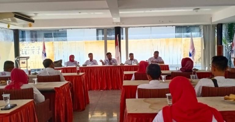 Ketua DPW Perindo Sumbar,  Hefri Admen Handra didampingi pengurus DPW yang lain berikan arahan dan motivasi pada bacaleg untuk DPRD Kota Padang dan DPRD provinsi dapil Sumbar 1 saat lakukan rapat konsolidasi partai, Minggu sore (10/9). (Dok : Istimewa)