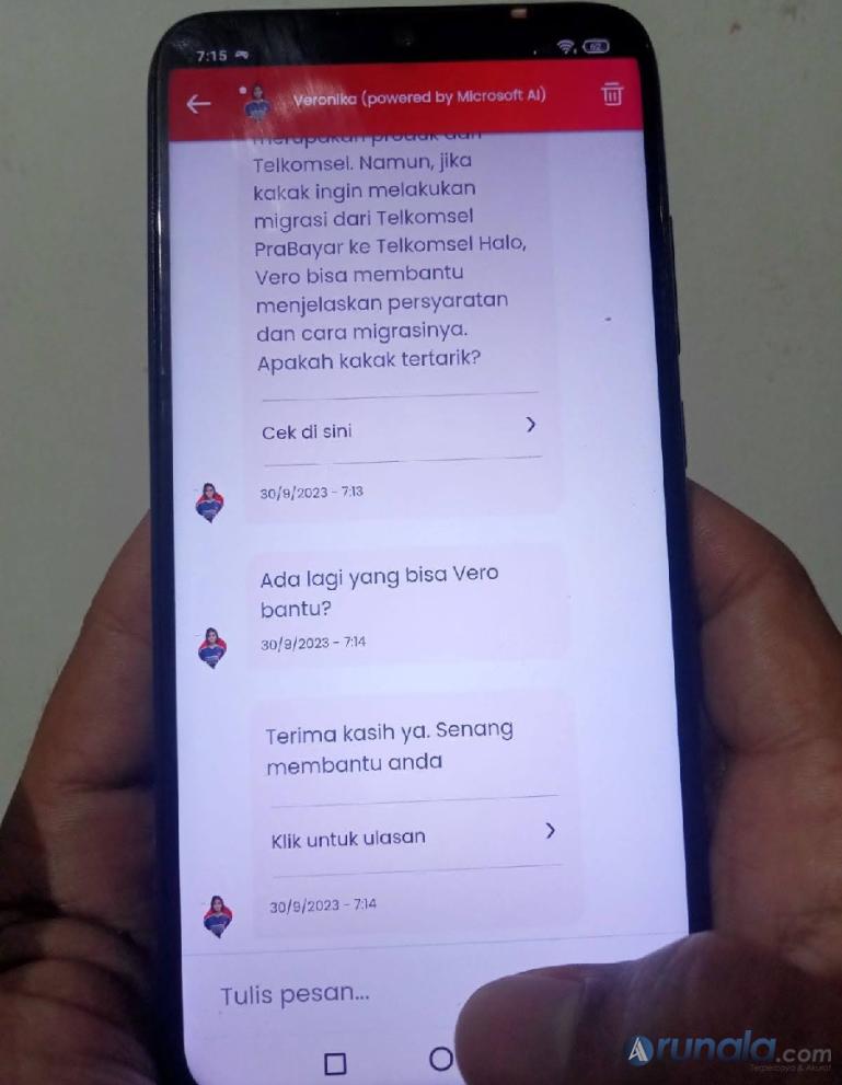 Pelanggan bisa menyapa Veronika untuk mendapatkan solusi terbaik seputar produk dan layanan Telkomsel. (Foto : Fajril)