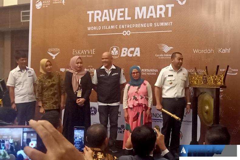 Wakil Gubernur Sumbar, Audy Joinaldy didamping panitia pelaksana membuka secara resmi iven WIES 2023 di Padang, Rabu sore (6/9). (Foto : Arzil)