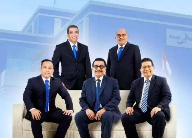 Duduk dari kiri ke kanan Direktur Kredit dan Syariah Gusti Candra, Direktur Utama Muhamad Irsyad, dan Direktur Kepatuhan Restu Wirawan. Berdiri dari kiri ke kanan Direktur Operasional Syafrizal, dan Direktur Keuangan Sania Putra. (Dok : Istimewa)