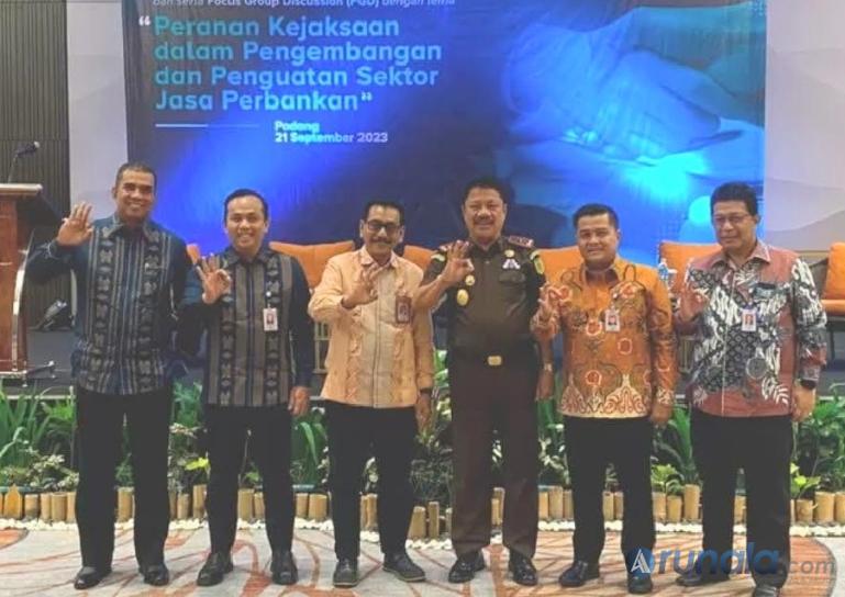 Foto bersama Direktur Utama Bank Nagari Muhamad Irsyad, Kajati Sumbar Asnawi, Komisaris Utama Bank Nagari, Benni Warlis, dan jajaran direksi usai penandatanganan kerja sama (PKS), di Hotel Santika Premiere Padang, Kamis (21/9). (Dok : Istimewa)