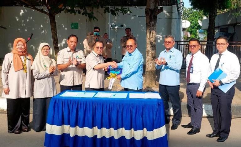 Direktur Keuangan Bank Nagari Sania Putra menyerahkan secara simbolis satu unit shuttle car ke Dirut RSUP M Djamil Padang Dr dr Dovy Djanas SpOG KFM MARS, di RSUP M Djamil Padang, Senin (25/9). (Dok : Istimewa)