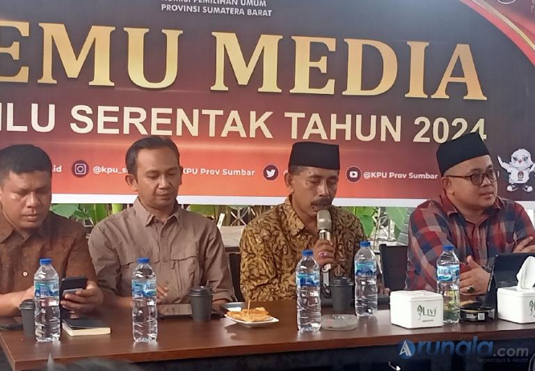 Ketua KPU Sumbar, Surya Efitrimen didamping para komisioner lainnya bersama para wartawan dalam kegiatan temu media di Padang, Kamis (6/9). (Foto : Arzil)