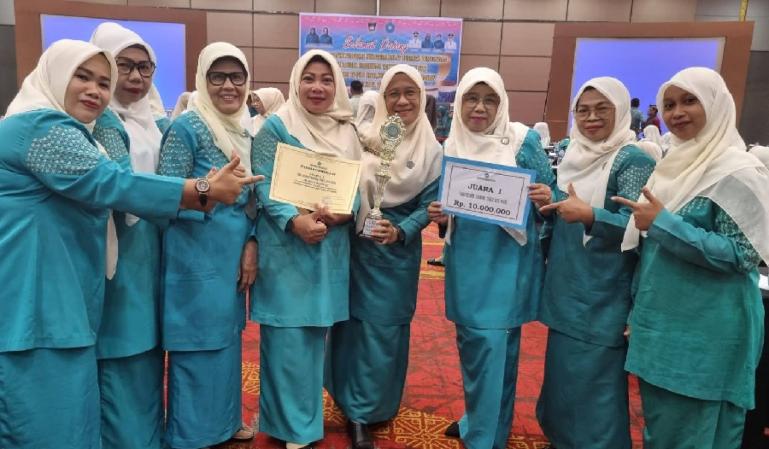 Pengurus Dasawisma Kartika, Kampung Lapai saat menerima penghargaan juara 1 lomba Dasawisma Berprestasi tingkat Kota Padang, Selasa (19/9). (Dok : Istimewa)