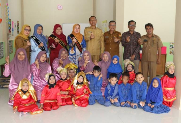 Wako Genius Umar bersama Bunda PAUD Lucyanel hadiri peresmian pemakaian gedung PAUD KB Kasih Bunda Desa Sikabu, Selasa siang (19/9). (Dok : Istimewa)