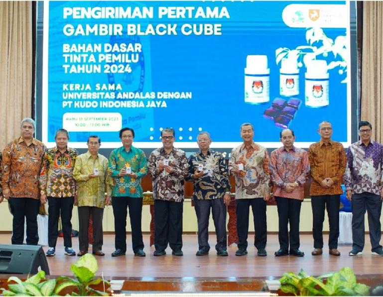 Prosesi pelepasan gambir black cube sebagai bahan dasar tinta Pemilu 2024 saat Dies Natalis ke-67 Unand, di Convention Hall Unand, Rabu (13/9). (Dok : Istimewa)