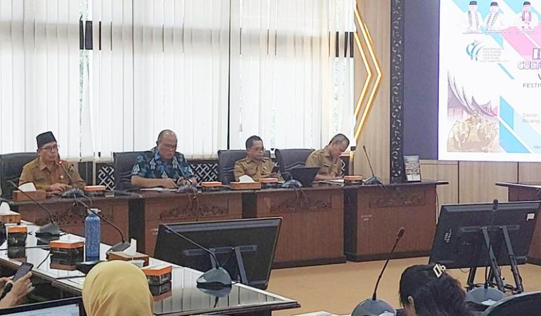 Ketua DPRD Sumbar Supardi bersama Kadis Kebudayaan Syaifullah menggelar konferensi pers terkait Festival Warisan Tak Benda, Senin (4/9). (Dok : Istimewa)